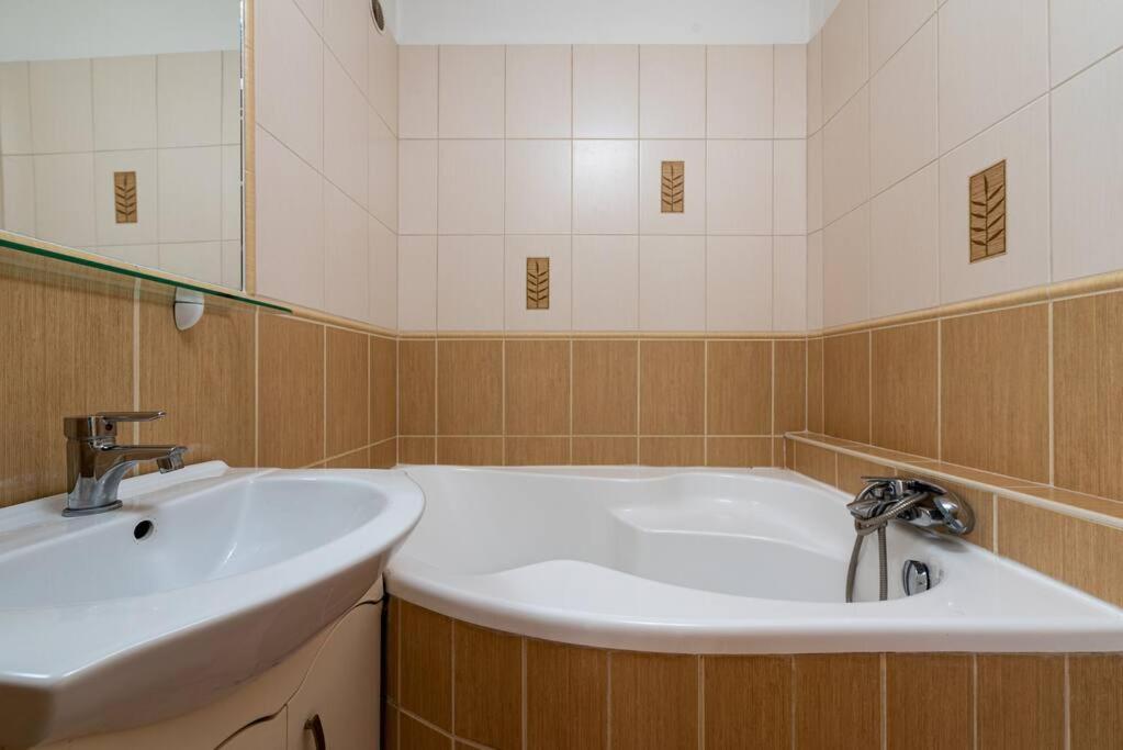 Ferienwohnung Spacious And Bright Flat Between Airport & Center Budapest Exterior foto